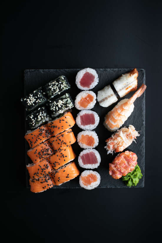 Набор роллов и суши